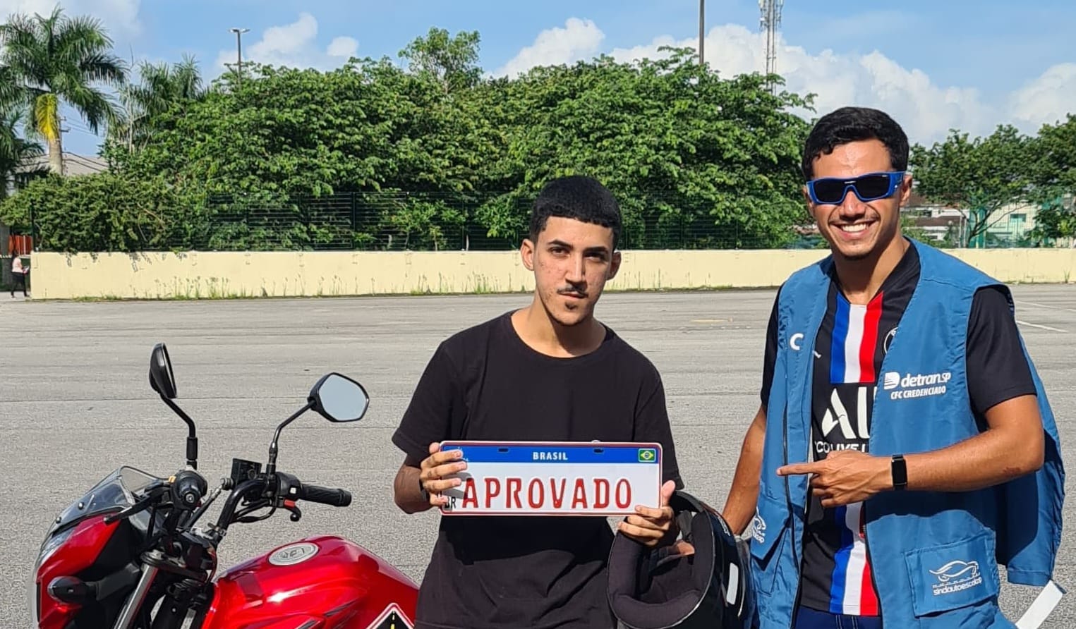 Aluno aprovado de moto