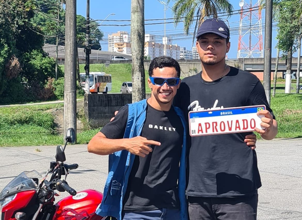 Aluno aprovado de moto