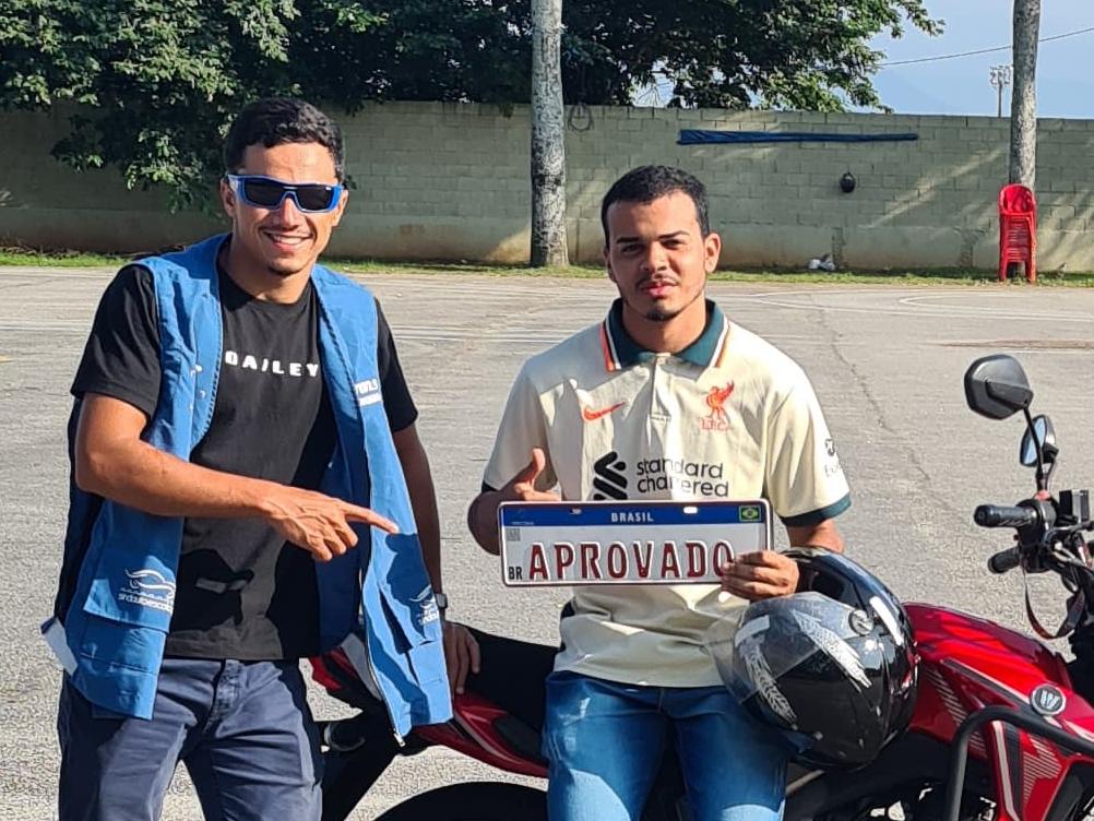Aluno aprovado de moto