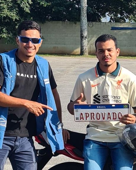 Aluno aprovado de moto