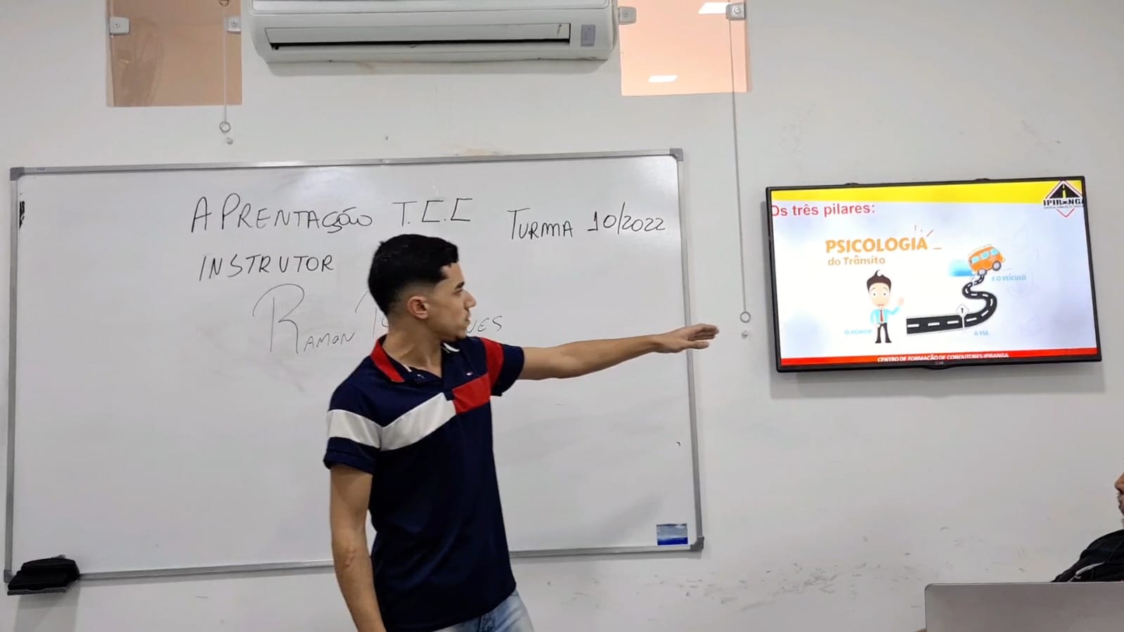 Ramon dando aula teórica de Psicologia do Trânsito